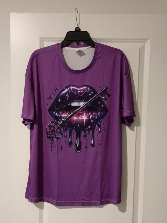 Tops - Purple Graphic Tee with Key-and-Lips With Earrings New